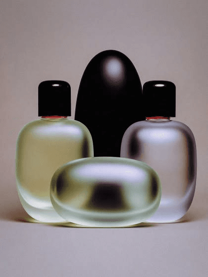 Les trois flacons de fragrances du Distributeur